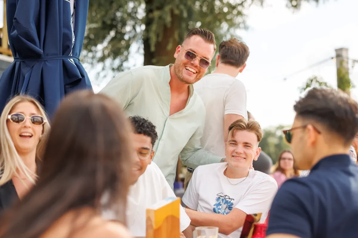 Een ontspannen samenzijn op een zonnig terras